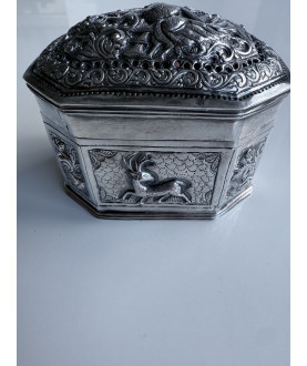 Antike burmesische Silberbox mit Fabeltier und Vögeln – Sil-0189