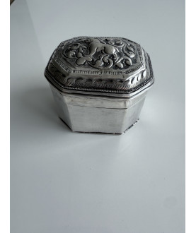 Antike burmesische Silberbox mit Tiermotiv – Sil-0197