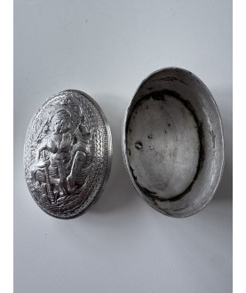 Antique Burmese silver box with royal figure – Sil-0209