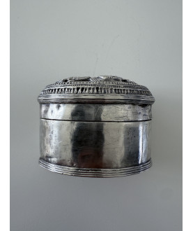 Antike burmesische Silberbox mit Figur – Sil-0219