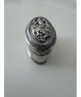 Antike burmesische Silberbox mit Figur – Sil-0219