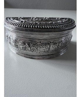 Halv måne dåse nr. 235