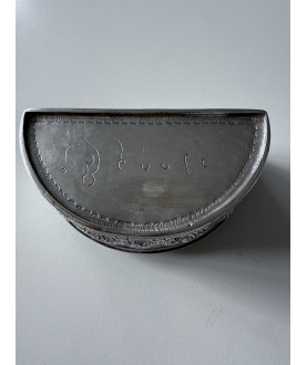 Halv måne dåse nr. 235