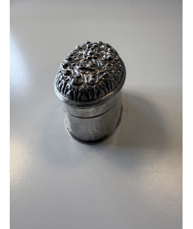 Antike burmesische Silberdose mit Blumenrelief – Sil-0254