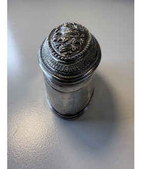 Antik burmesisk sølvdåse med fugl og dobbelt riflet kant – Sil-0259