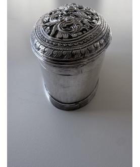 Antik burmesisk sølvdåse med blomsterrelief – Sil-0263