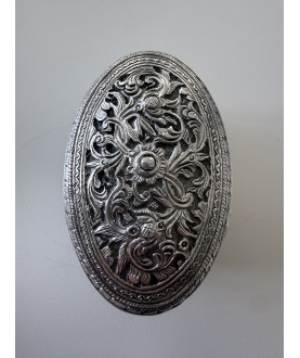 Antik burmesisk sølvdåse med blomsterrelief – Sil-0263