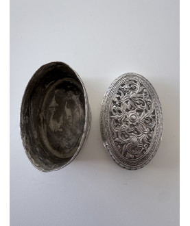 Antik burmesisk sølvdåse med blomsterrelief – Sil-0263