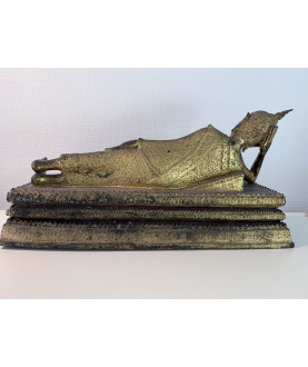 Gilted reclining Bangkok Buddha on a Large Throne – Thailand, Early 20th Century, 47 cm - BR364