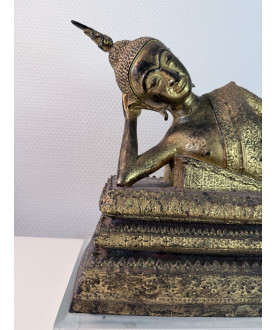 Gilted reclining Bangkok Buddha on a Large Throne – Thailand, Early 20th Century, 47 cm - BR364