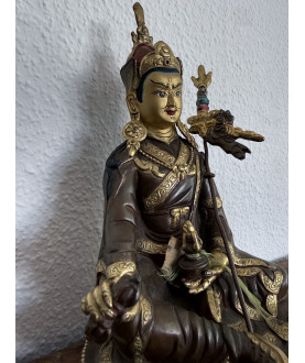 Padmasambhava aus feuervergoldeter Bronze – Nepal/Bhutan, Anfang 20. Jahrhundert - AND315