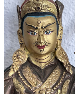 Padmasambhava aus feuervergoldeter Bronze – Nepal/Bhutan, Anfang 20. Jahrhundert - AND315