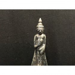 Antiker Shan-Buddha aus Bronze auf durchbrochenem Thron – Burma, 18. Jahrhundert, 10 cm - BR155