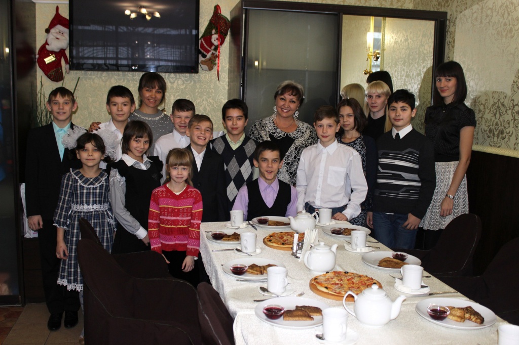 //cdn.optipic.io/site-106815/company/news/na_syemkakh_peredachi_sudba_cheloveka_s_rebyatami_iz_detskogo_doma_v_g_kemerovo_/6RX5GbRZjps.jpg