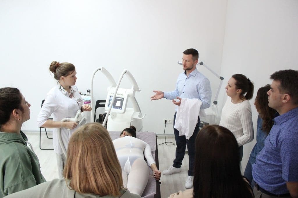 //cdn.optipic.io/site-106815/catalog/obuchayushchiy_tsentr/Обучение косметологов.JPG