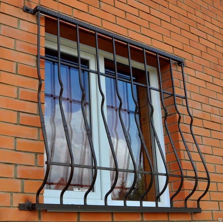 Какие защитные устройства можно устанавливать на окна, а какие нельзя?