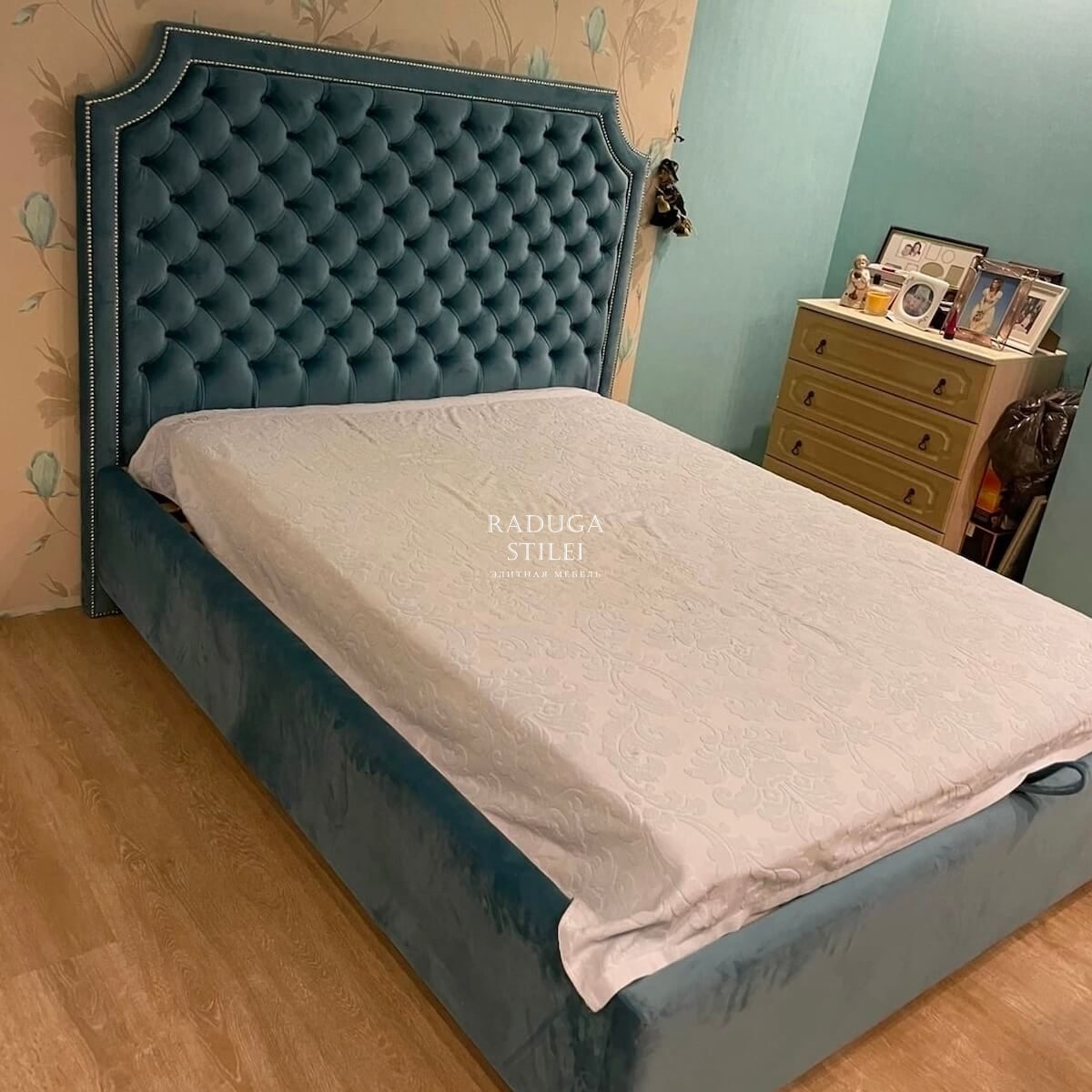 Кровать голубая с каретной стяжкой 180*200 - Купить в Москве с доставкой