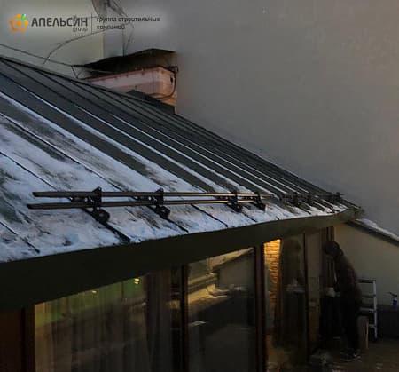 Монтаж снегозадержателей и греющего кабеля на Невском проспекте