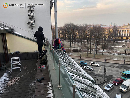 Монтаж снегозадержателей и греющего кабеля на Невском проспекте