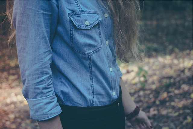 4 ways to wear a classic denim shirt – Donna Ida