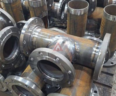 ООО «СтройНефтеГаз» расширяет ассортимент и объемы поставок стальных фланцевых тройников для нефтегазовой отрасли