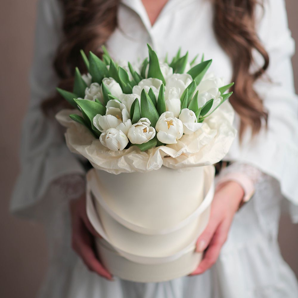25 белых тюльпанов в коробке