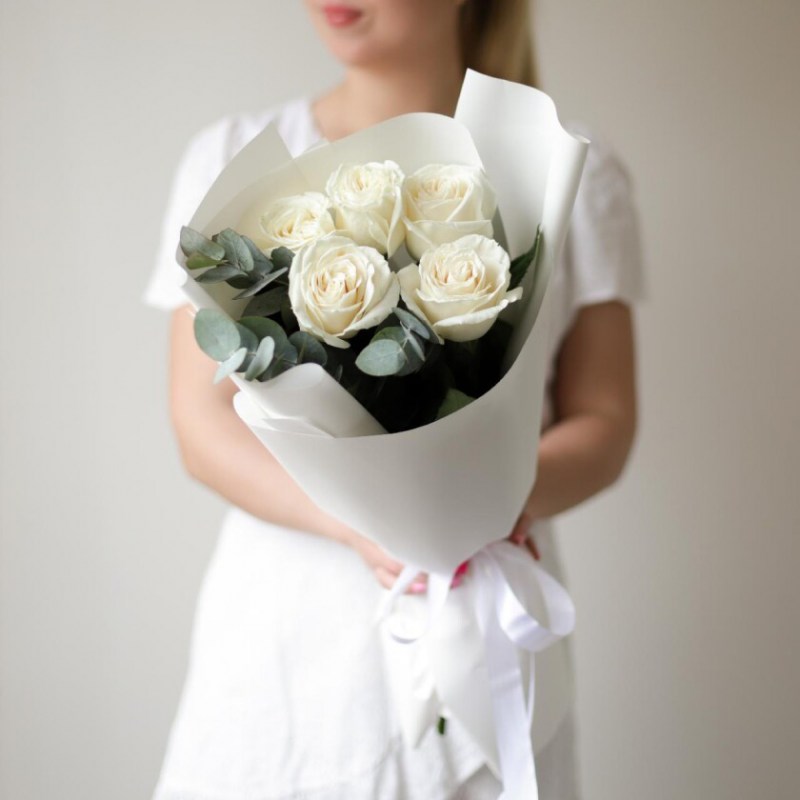 Белая роза в Нижнем Новгороде на 8 марта