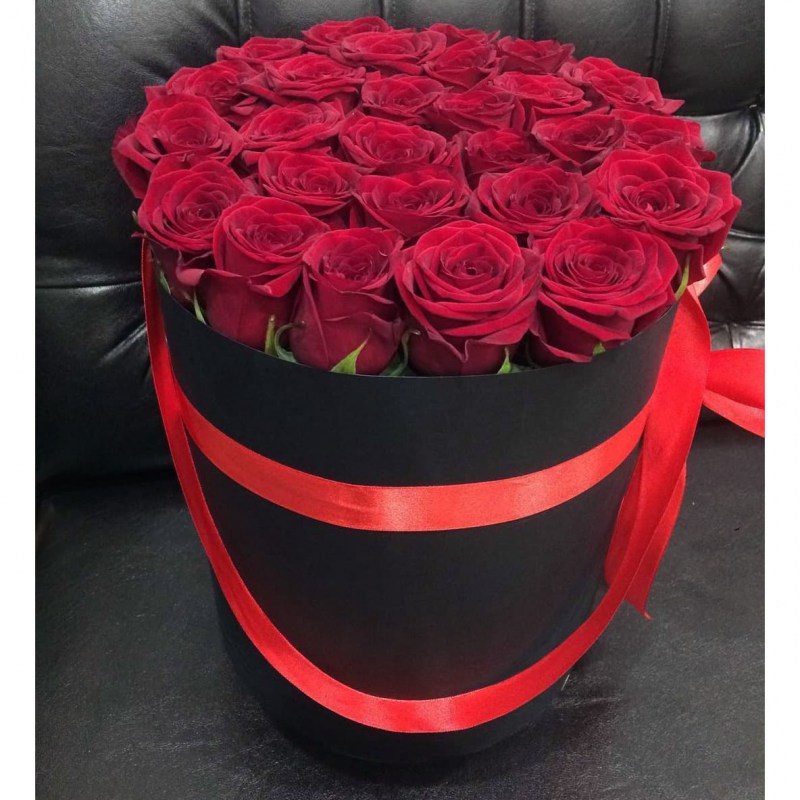 25 красных роз в черной коробке