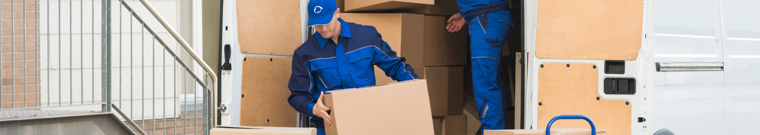 Профессиональные грузчики за работой