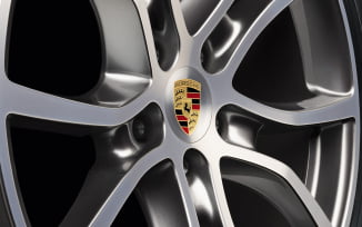 1 к-т ступичных крышек  окрашенных в черный цвет (глянцевый), с цветным гербом Porsche