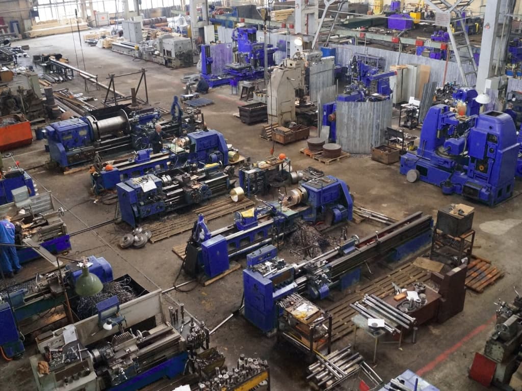 //cdn.optipic.io/site-729/landings/dlya-metalloobrabotki/Цех маталлообработка.jpg