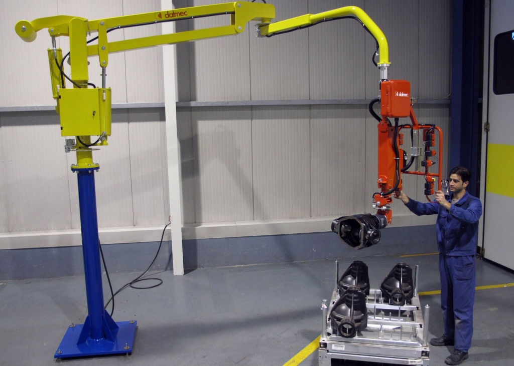 //cdn.optipic.io/site-729/landings/dlya-avtoservisa/Пневматический манипулятор.jpg