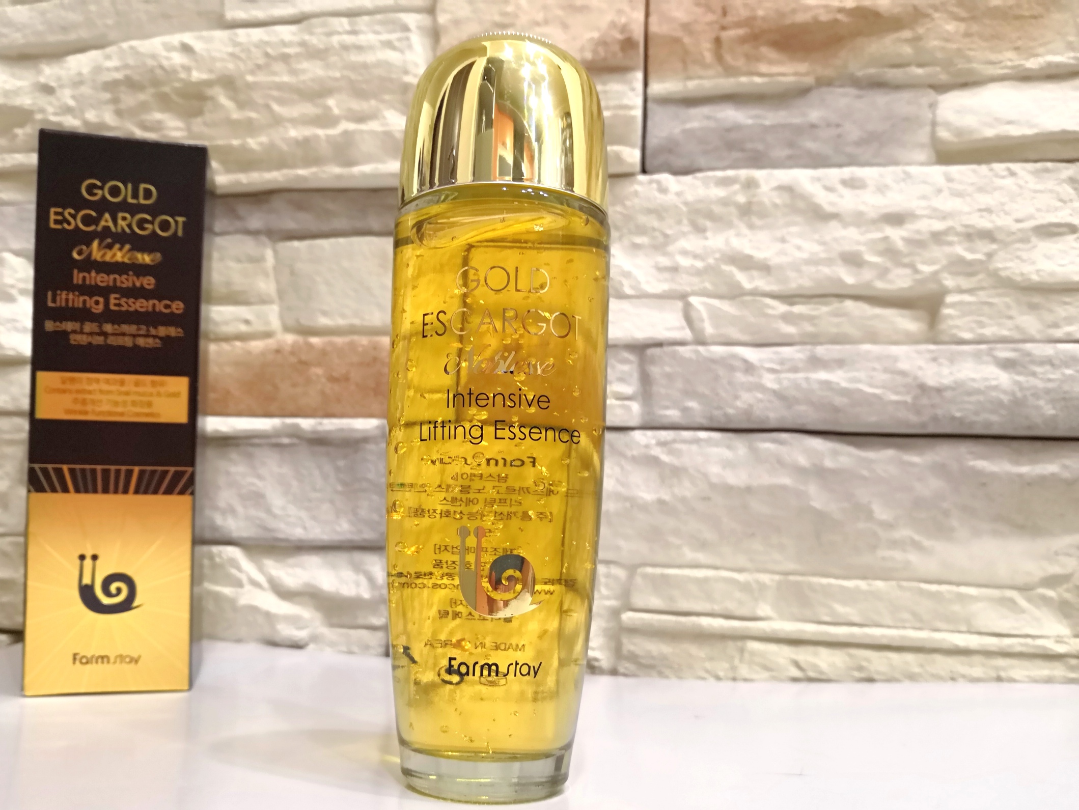 Лифтинг-эссенция с муцином королевской улитки FarmStay Gold Escargot Noblesse Intensive Lifting Essence