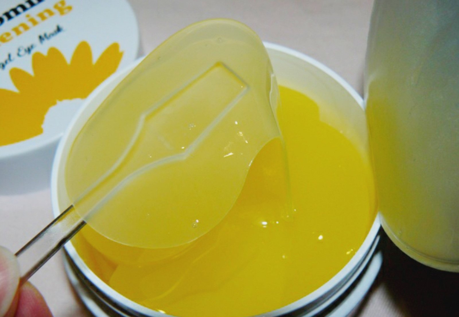 Патчи для глаз с экстрактом ромашки Petitfee Chamomile Lightening Hydrogel Eye Mask