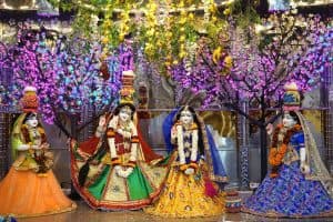 ЖИЗНЬ В РАДХЕ-КУНДЖЕ: швейный цех