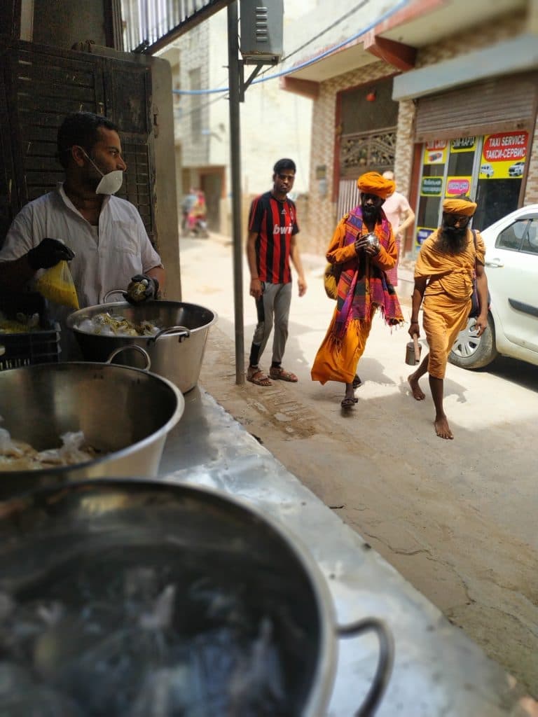 КОРОНА VS КАРУНА: нас закрыли, но прасад для всех каждый день