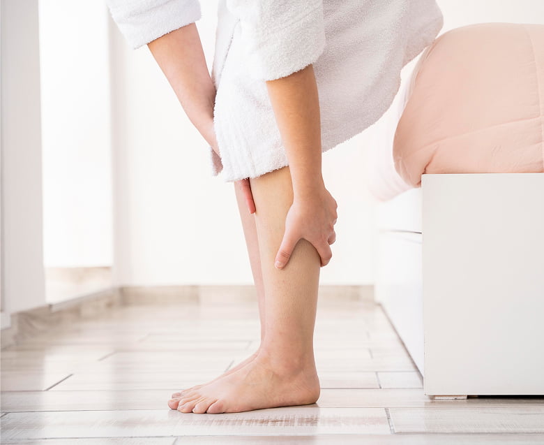 Тромбоз, варикоз и тяжёлые ноги: когда пора к сосудистому хирургу?