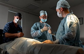 Хирурги ежедневно делают урологические операции 